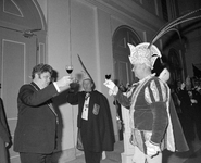 880913 Afbeelding van Prins Carnaval Martijn van Leemput en burgemeester H.J.L. Vonhoff, die het glas heffen tijdens de ...